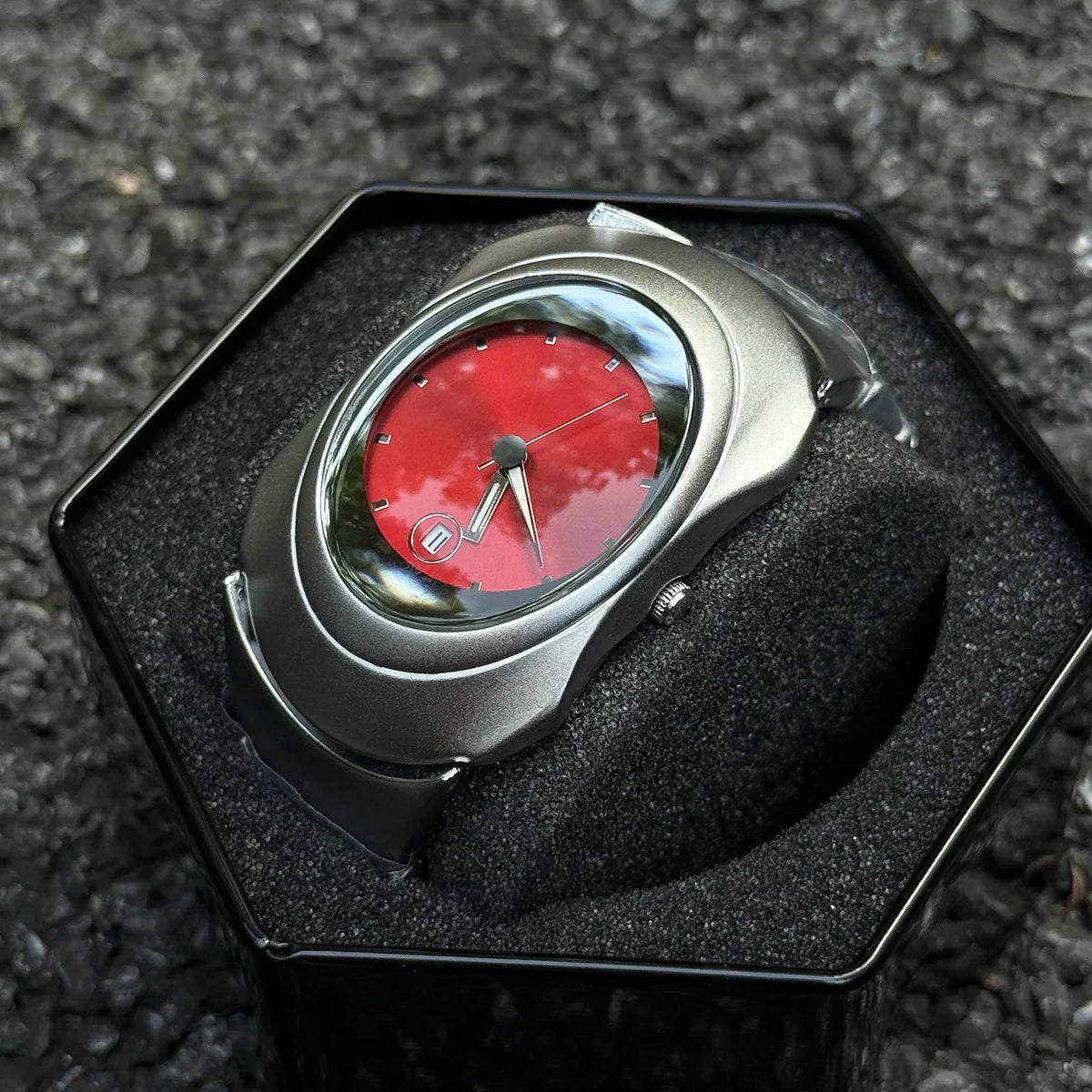 PARADOX Orbit — ovale Y2K-Uhr aus gebürstetem Edelstahl